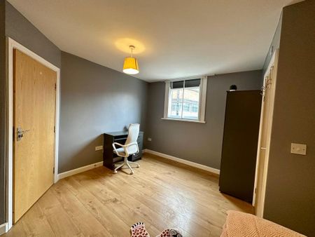 1 bedroom in a house share to rent - Photo 2