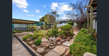 Charming 3-Bedroom Home with Expansive Backyard - Photo 5