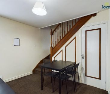 4 bedroom semi-detached house to rent - Photo 5