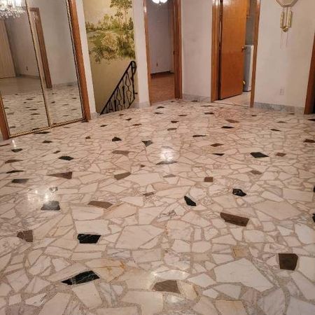 Grand rez de chaussée et sous sol dans un quadruplex a st Leonard Grand 12 et demi près de tous les services 4 chambres fermées 2 balcon autoroute, - Photo 4