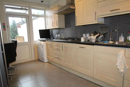 1 bedroom in a house share to rent - Photo 5