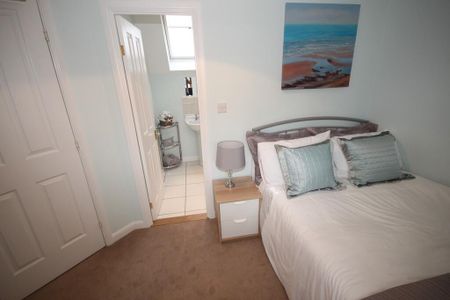 1 bedroom in a house share to rent - Photo 3