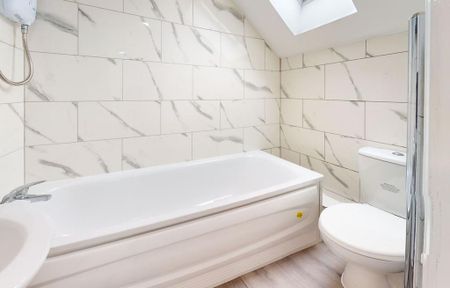 4 bedroom flat to rent - Photo 2