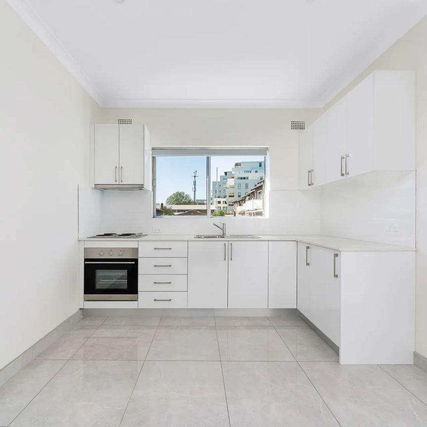 Contemporary fully-renovated two bedroom apartment - Photo 1