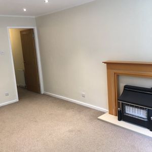 2 Bed Flat, Low Lane, LS18 - Photo 2