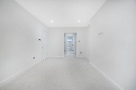 4 bedroom maisonette in London - Photo 5