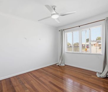 Spacious Single-Level Family Cottage Opposite School & Walk to Broa... - Photo 2