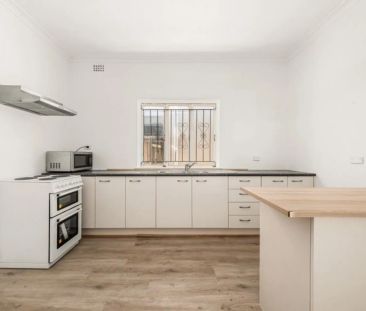 “Functional Family Home with Patio, Garden, and Great Transport Links” - Photo 3