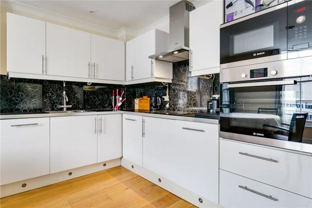 3 bedroom flat in Barnes - Photo 1