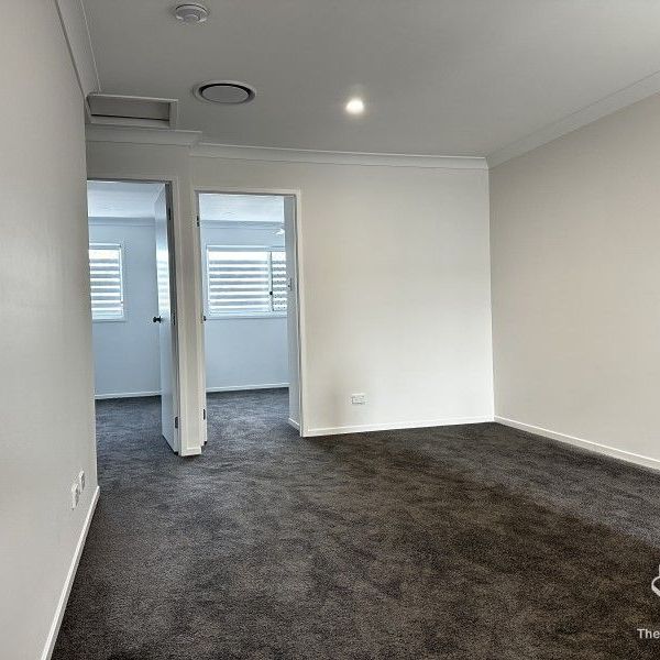 BRAND NEW ULTA MODERN LUXURY 3 BEDROOM TOWNHOUSE WITH DUCTED AIR-CON - First 2 Week Rent Free - Photo 1