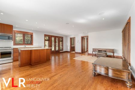 House in West Vancouver, BC - Photo 2