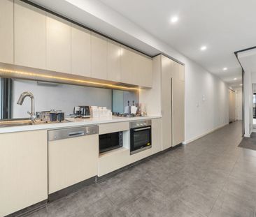 Sleek Apartment in Vibrant Fitzroy North - Photo 4