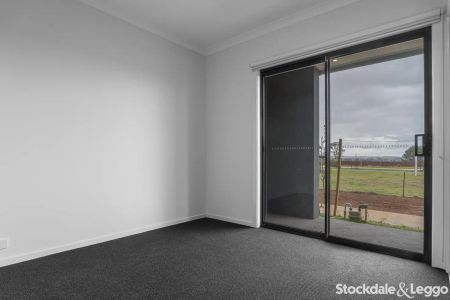 “Live Where Lifestyle Meets Luxury in Grand View Estate!” - Photo 5