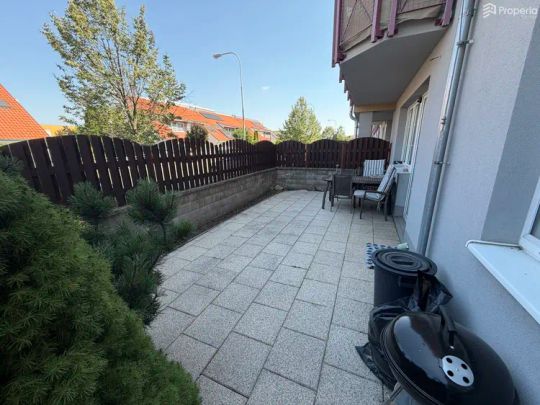 Pronájem bytu 2+kk s prostornou terasou, garážovým stáním a sklepem – Brno, ulice Otiskova - Photo 1