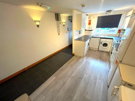1 bedroom in a house share to rent - Photo 5