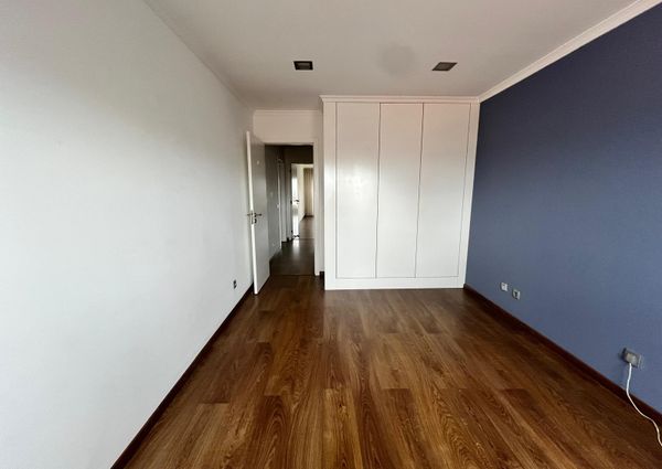 Apartamento T2 situado na Avenida Dr. Lourenço Peixinho em Aveiro.