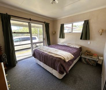 Sunny 3-Bedroom Home in the Heart of Stoke - Photo 2