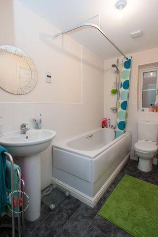 2 bedroom end of terrace house to rent - Photo 5