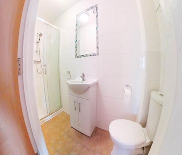 6 bedroom house to rent - Photo 2