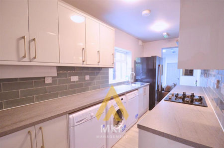 6 bedroom terraced house to rent - Photo 3