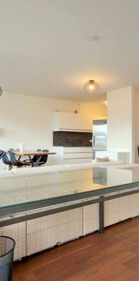 Großzügige und moderne 2-Zimmerwohnung mit Tiefgaragenstellplatz in zentraler Lage. - Photo 1