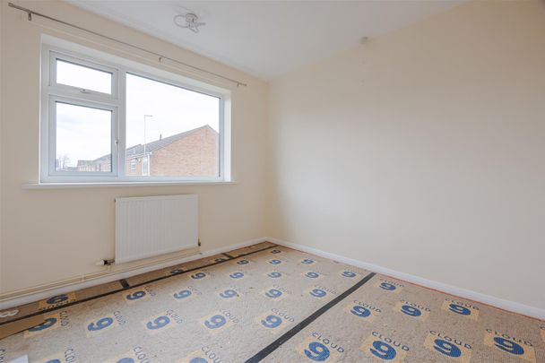 To Let 2 Bed Flat - Purpose Built - Photo 1