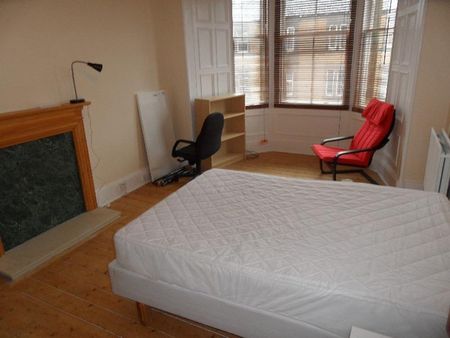 3 bedroom flat to rent - Photo 3