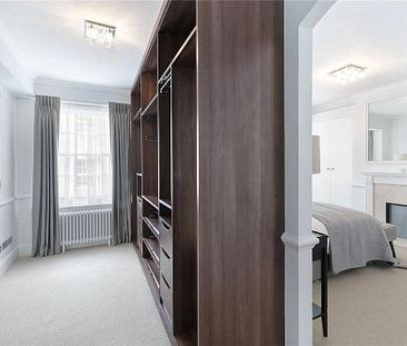 4 bedroom flat in Mayfair - Photo 1