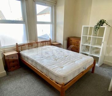 Flooded with natural light & offering 979 Sq Ft. of living & entert... - Photo 2