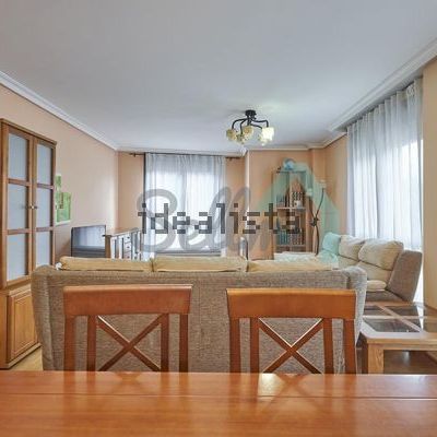 Alquiler de piso en Calle de San Lázaro - Photo 1