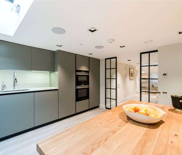 Completely modernised three bedroom townhouse moments from Marylebone - Photo 3