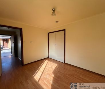 SPACIOUS THREE-BEDROOM UNIT IN PRIME LOCATION! - Photo 3