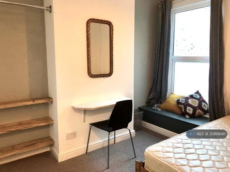 3 bedroom flat to rent - Photo 4