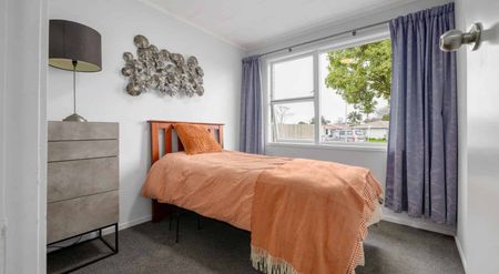 3 Bedroom, 1 Bathroom home - Photo 3