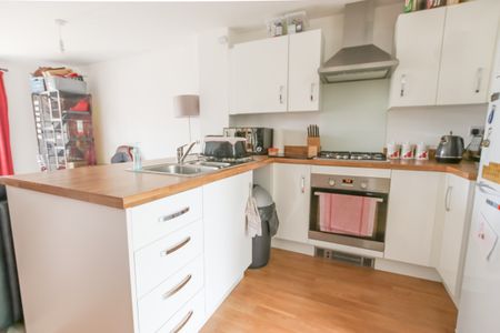 2 bedroom Semi Detached for rent - Photo 3