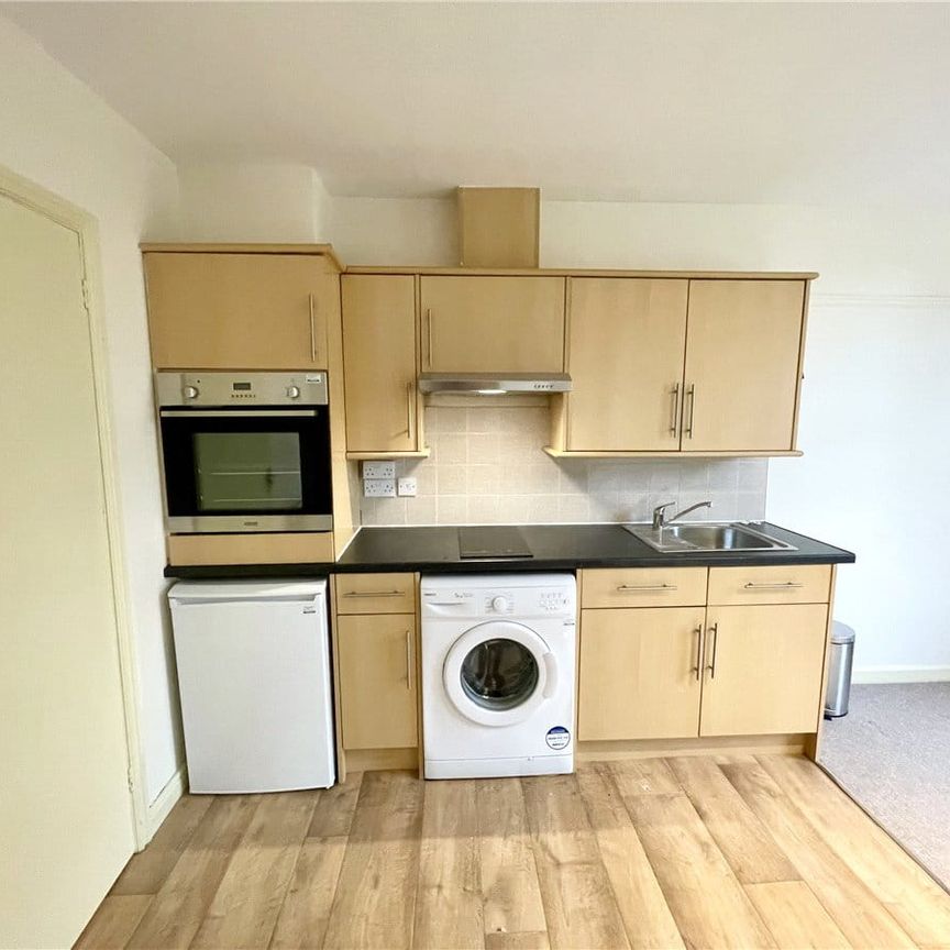 A studio flat in the heart of Summertown. The property is situated just to the north of the main shops and bus stop to the city centre. Suitable for a single occupant only. - Photo 1
