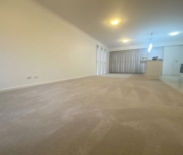 Modern & Spacious Townhouse in Prime Location - Photo 2