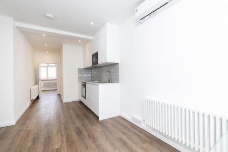 Newly refurbished one bedroom flat located in a stunning area - Photo 2