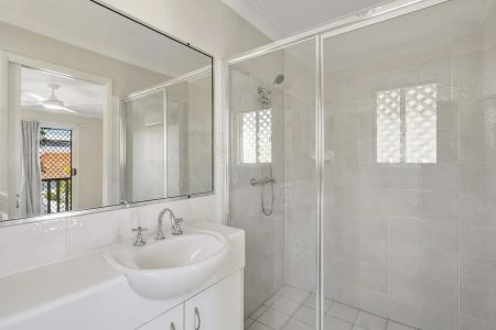 Spacious & Stylish Townhouse in Prime Inner-City Location - Photo 5