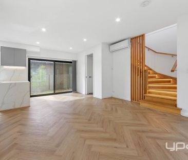 Modern & Spacious 4-Bedroom Double-Storey Townhouse in Prime Location - Photo 1