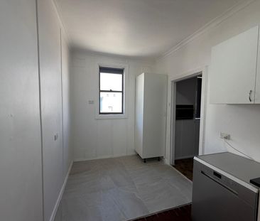 Freshly Painted 3 Bedroom Home, Renovated Kitchen, Fantastic Location! - Photo 5