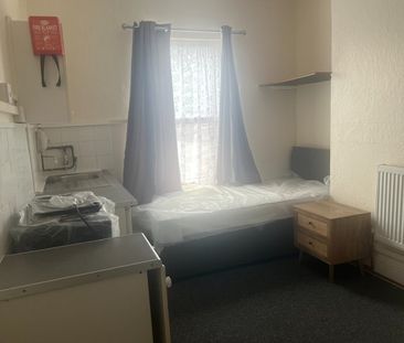 Room in a Shared House, Parkside Road, TW3 - Photo 4