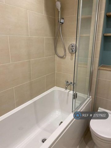 1 bedroom in a flat share to rent - Photo 2