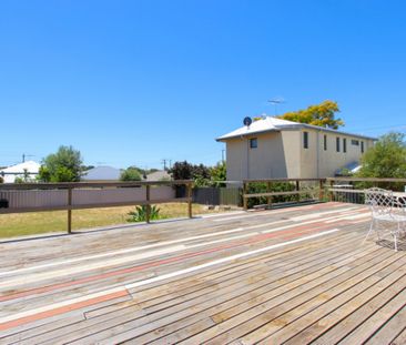 Great location with massive backyard - Photo 2