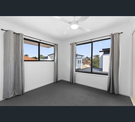 2/102 Pohlman Street, Southport, Qld 4215 - Photo 2