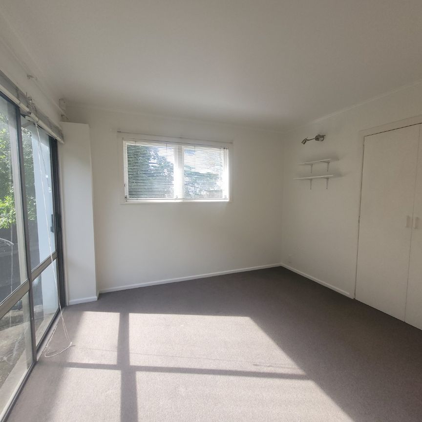 Large spacious 5 Bedroom home - Photo 1