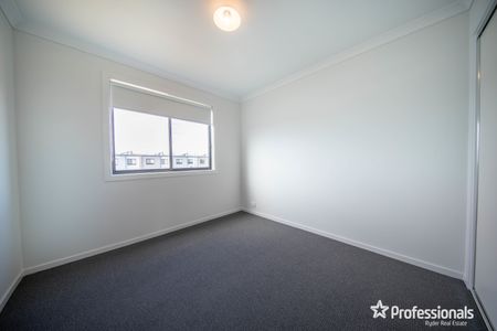 18 Dawson St, Thornhill Park VIC 3335 - Photo 4