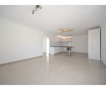 RARE 2 BED, 2 BATH, 2 CARPARK UNIT IN A SOUGHT AFTER LOCATION - Photo 2