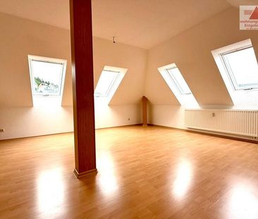 Gemütliche 2-Raum-Dachgeschosswohnung in Gornsdorf mit PKW-Stellplatz! - Foto 1