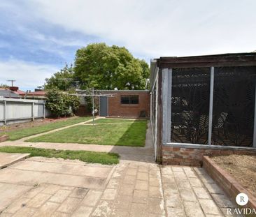 SOLID FAMILY HOME - Photo 2